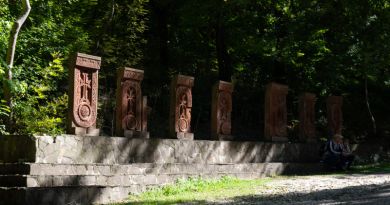 Атмосфера места: Сурб Хач (Армянская апостольская церковь)